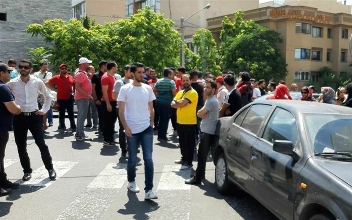 راهکار خانم همسایه برای متفرق کردن پرسپولیسی‌ها +تصویر