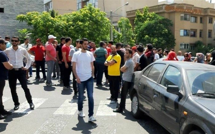 راهکار خانم همسایه برای متفرق کردن پرسپولیسی‌ها +تصویر