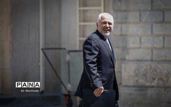 موسویان: ظریف یک وجب خاک هم خارج ایران ندارد