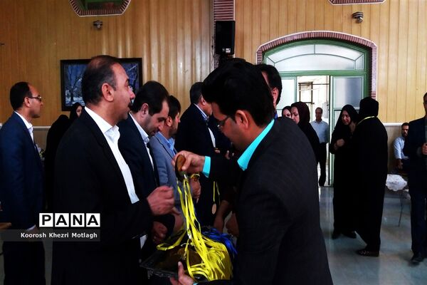 تجلیل از دانش آموزان و دبیران منتخب جشنواره‌ها و مسابقات علمی - پژوهشی در کازرون