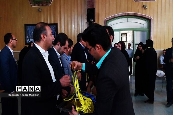 تجلیل از دانش آموزان و دبیران منتخب جشنواره‌ها و مسابقات علمی - پژوهشی در کازرون