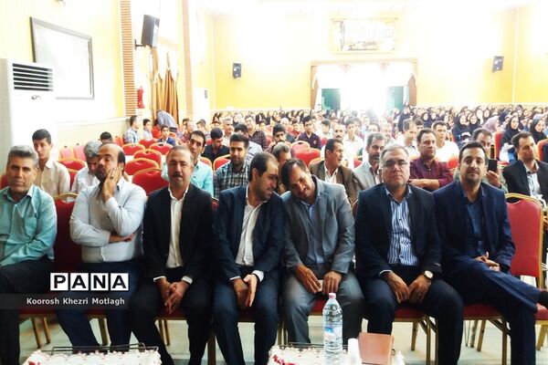 تجلیل از دانش آموزان و دبیران منتخب جشنواره‌ها و مسابقات علمی - پژوهشی در کازرون