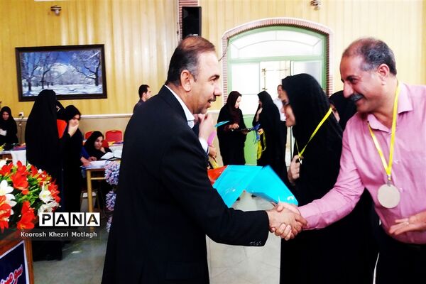 تجلیل از دانش آموزان و دبیران منتخب جشنواره‌ها و مسابقات علمی - پژوهشی در کازرون