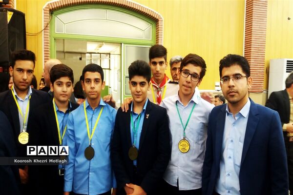 تجلیل از دانش آموزان و دبیران منتخب جشنواره‌ها و مسابقات علمی - پژوهشی در کازرون