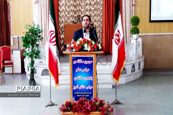 تجلیل از دانش آموزان و دبیران منتخب جشنواره‌ها و مسابقات علمی - پژوهشی در کازرون