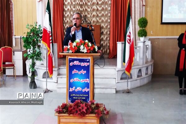 تجلیل از دانش آموزان و دبیران منتخب جشنواره‌ها و مسابقات علمی - پژوهشی در کازرون