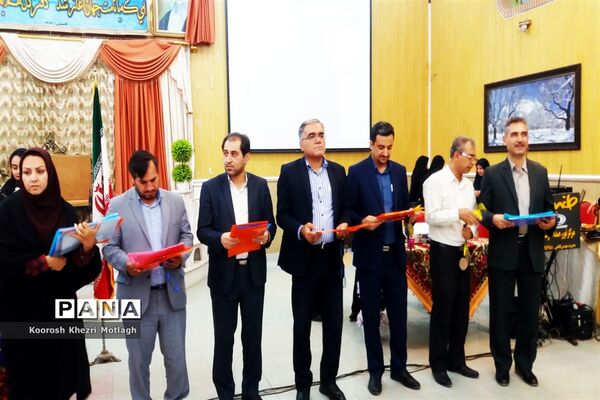 تجلیل از دانش آموزان و دبیران منتخب جشنواره‌ها و مسابقات علمی - پژوهشی در کازرون