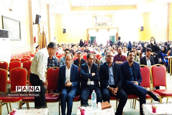 تجلیل از دانش آموزان و دبیران منتخب جشنواره‌ها و مسابقات علمی - پژوهشی در کازرون