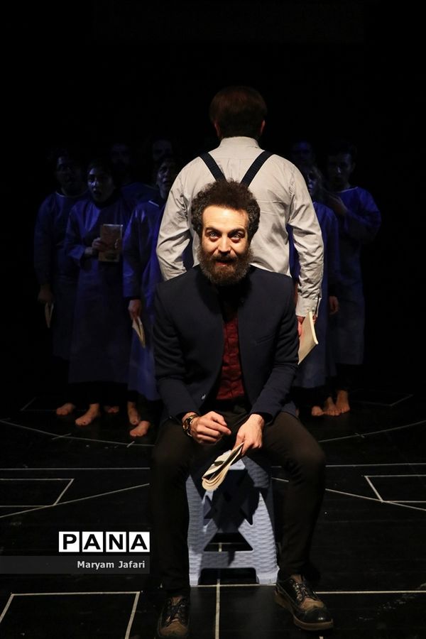 اجرای نمایش « چگونه تاریخچه کمونیسم را برای بیماران روانی توضیح دهیم؟»