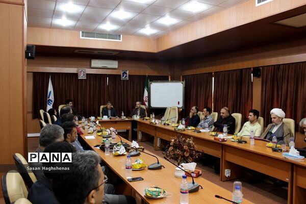 جلسه بررسی راهکارهای رونق تولید و مبارزه با قاچاق کالا در اسلامشهر