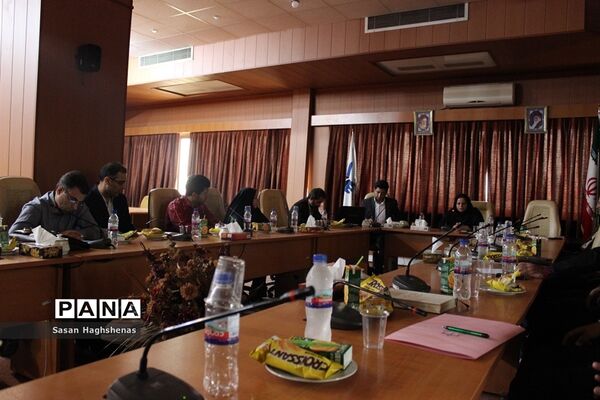جلسه بررسی راهکارهای رونق تولید و مبارزه با قاچاق کالا در اسلامشهر