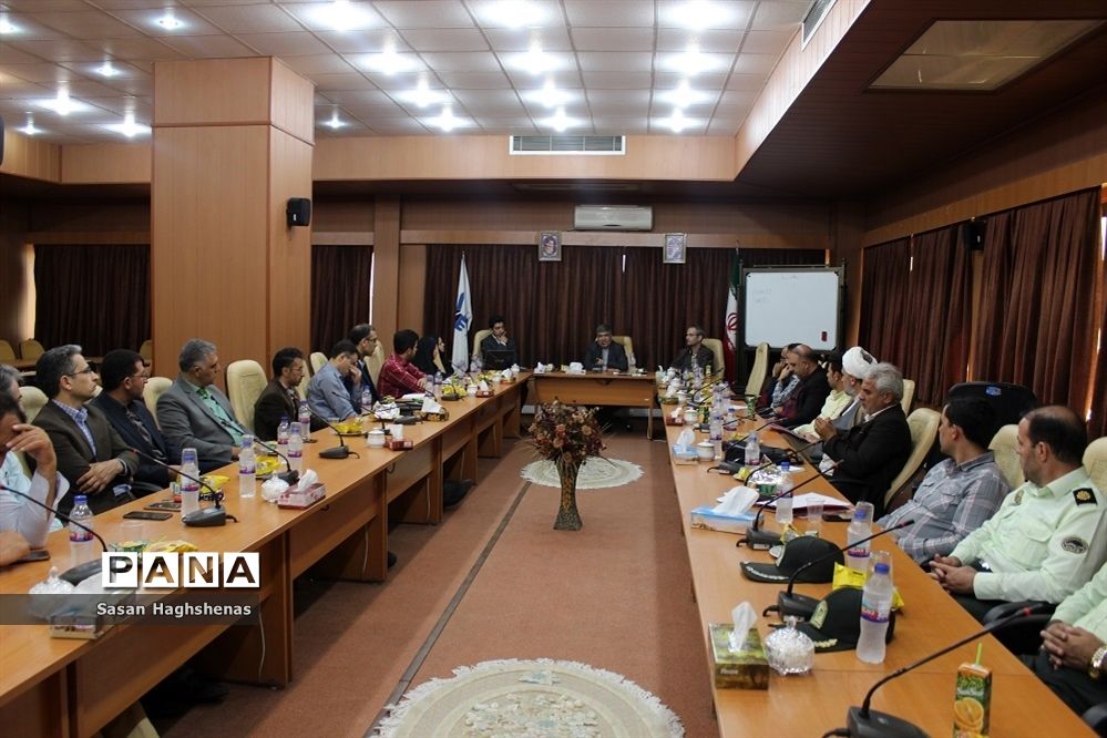 جلسه بررسی راهکارهای رونق تولید و مبارزه با قاچاق کالا در اسلامشهر