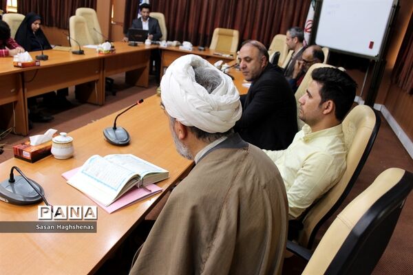 جلسه بررسی راهکارهای رونق تولید و مبارزه با قاچاق کالا در اسلامشهر
