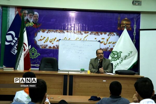 کلاس‌های تابستانه خبرنگاری و مجری‌گری دانش‌آموزان پسر در سازمان دانش‌آموزی
