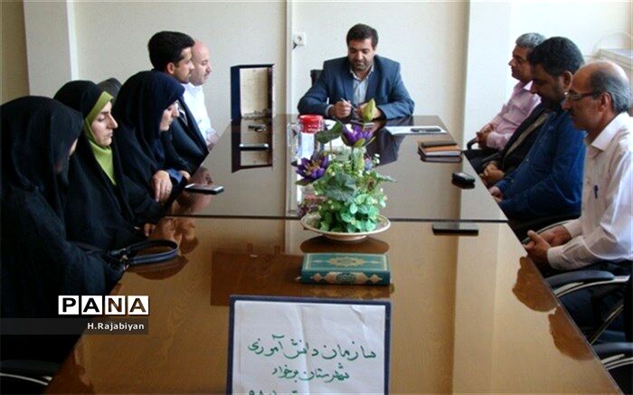دیدار مسئولین سازمان دانش آموزی برخوار با مدیر آموزش و پرورش