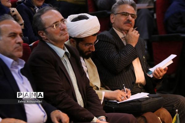 پانزدهمین نشست کافه خرد: نقد و نظر در کارآمدی و بقای مدرسه