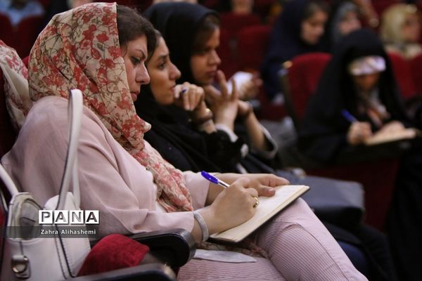 پانزدهمین نشست کافه خرد: نقد و نظر در کارآمدی و بقای مدرسه