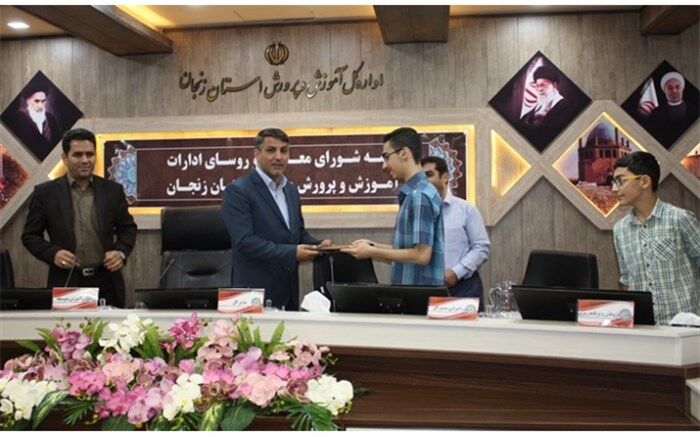 تجلیل از دانش آموز برگزیده المپیاد ادبی