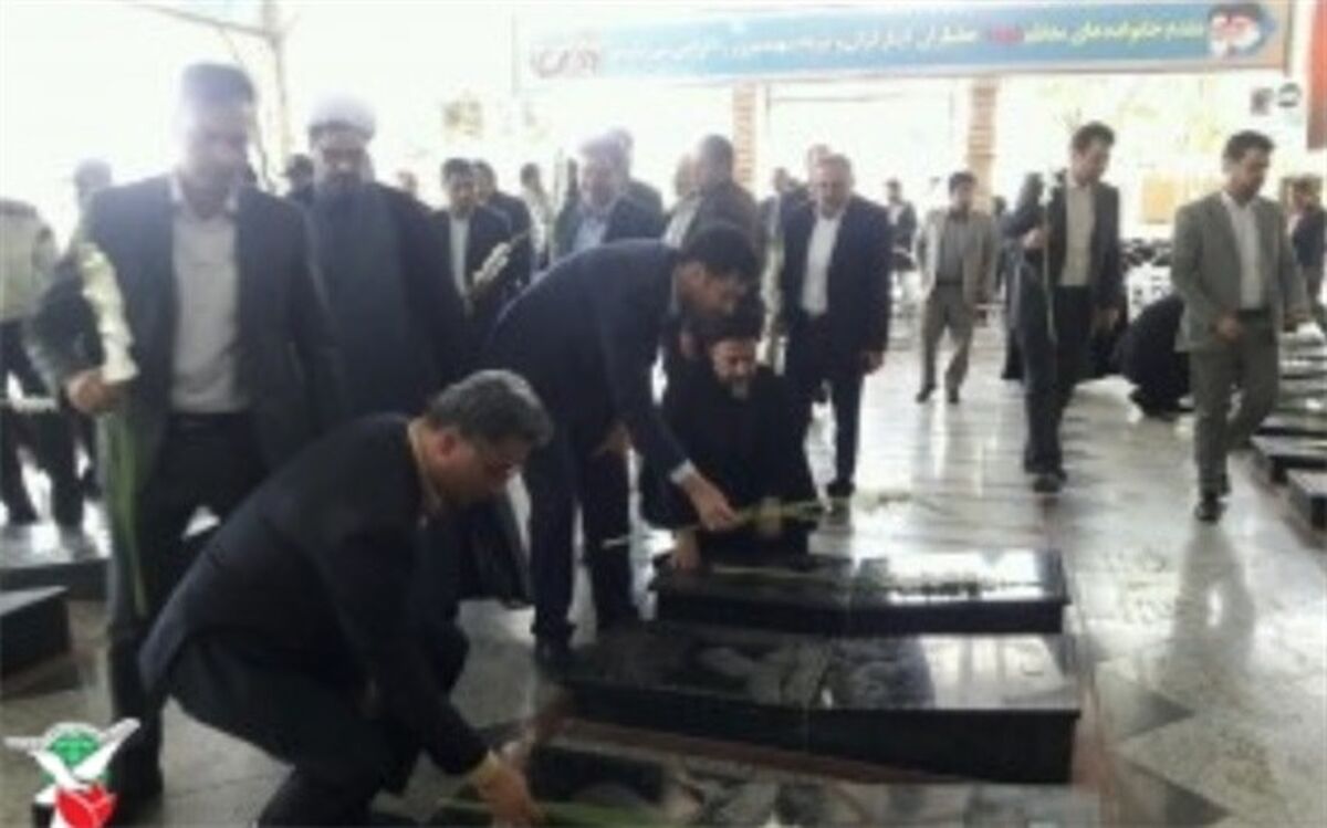 گلزار شهدای شهرستان ملارد عطرافشانی و غبارروبی شد