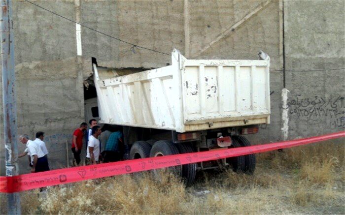 بی احتیاطی راننده خودرو سنگین در حین پارک حادثه ساز شد