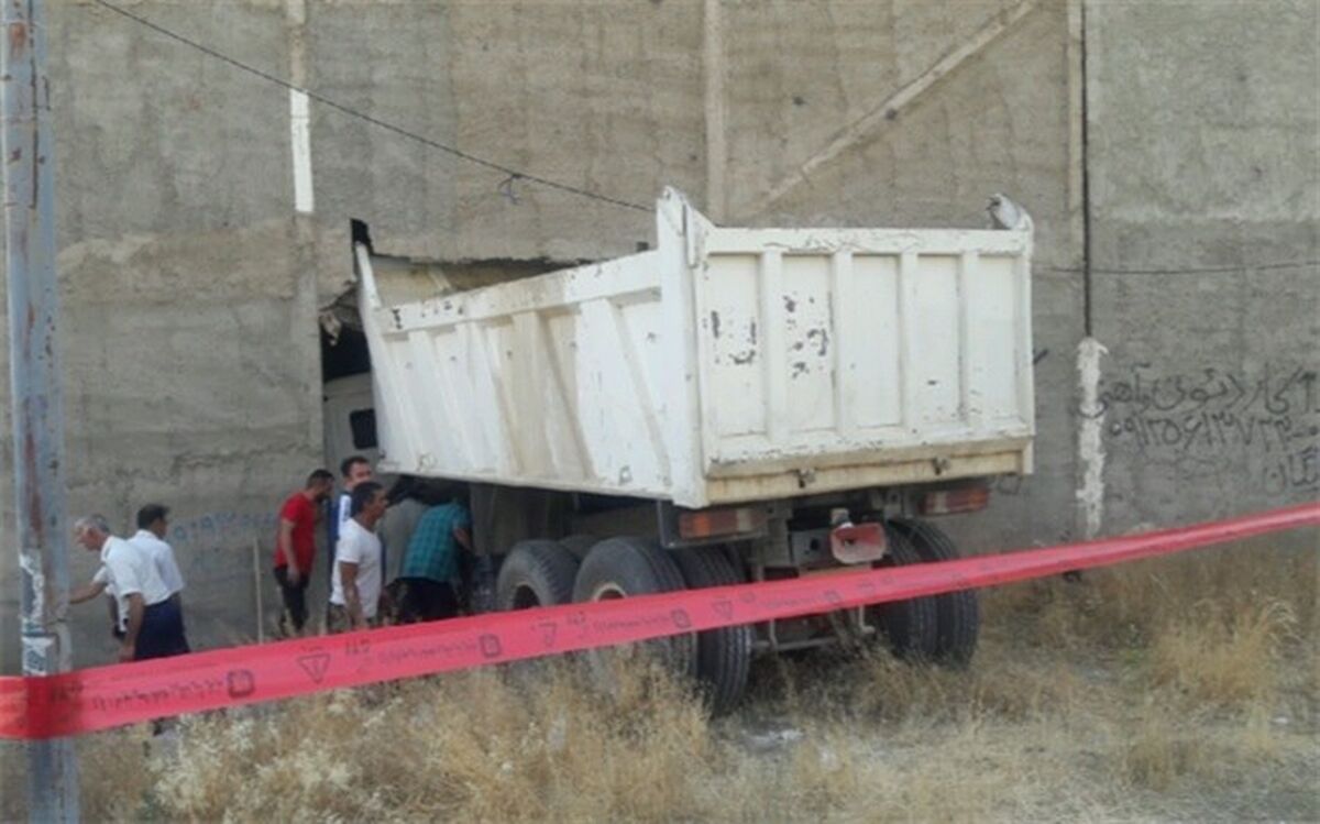 بی احتیاطی راننده خودرو سنگین در حین پارک حادثه ساز شد
