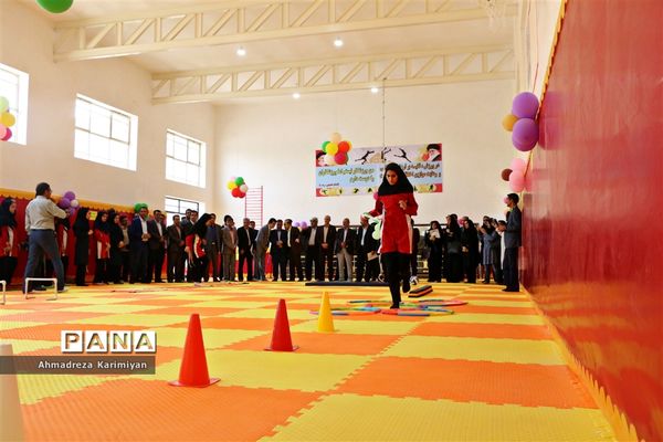 افتتاح سالن ورزشی و زمین چمن مصنوعی دانش‌آموزان ناحیه 3 شیراز