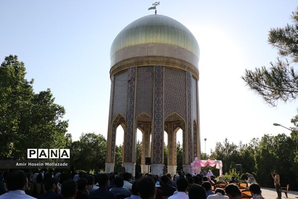 مراسم عقد زوج دانشجو در مزار شهدای گمنام