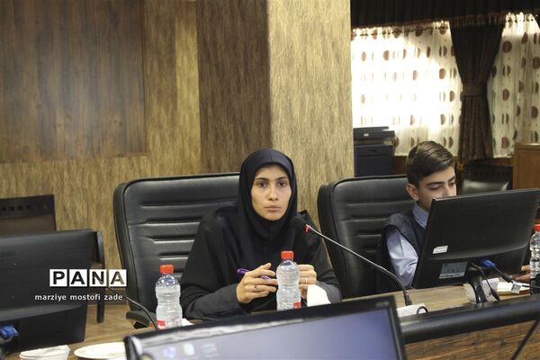 دیدار مدیرکل آموزش و پرورش فارس با نمایندگان دخترمجامع ، مجلس و شورای دانش‌آموزی فارس