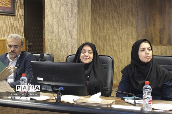 دیدار مدیرکل آموزش و پرورش فارس با نمایندگان دخترمجامع ، مجلس و شورای دانش‌آموزی فارس