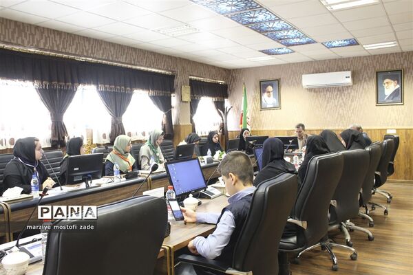 دیدار مدیرکل آموزش و پرورش فارس با نمایندگان دخترمجامع ، مجلس و شورای دانش‌آموزی فارس