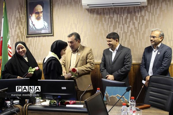 دیدار مدیرکل آموزش و پرورش فارس با نمایندگان دخترمجامع ، مجلس و شورای دانش‌آموزی فارس