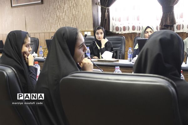 دیدار مدیرکل آموزش و پرورش فارس با نمایندگان دخترمجامع ، مجلس و شورای دانش‌آموزی فارس