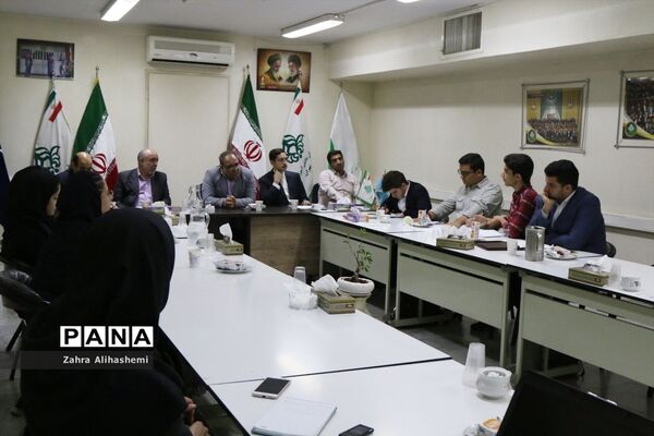 جلسه مشترک اعضای مجلس دانش‌آموزی شهر تهران با سعید جهانشاهی، رئیس اداره آموزش متوسطه دوره دوم نظری شهر تهران