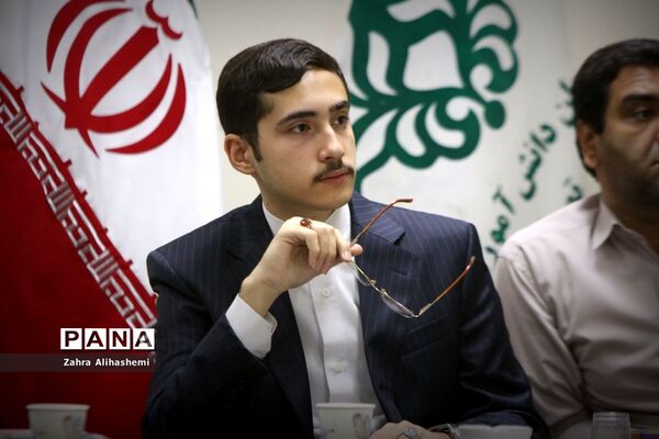 جلسه مشترک اعضای مجلس دانش‌آموزی شهر تهران با سعید جهانشاهی، رئیس اداره آموزش متوسطه دوره دوم نظری شهر تهران