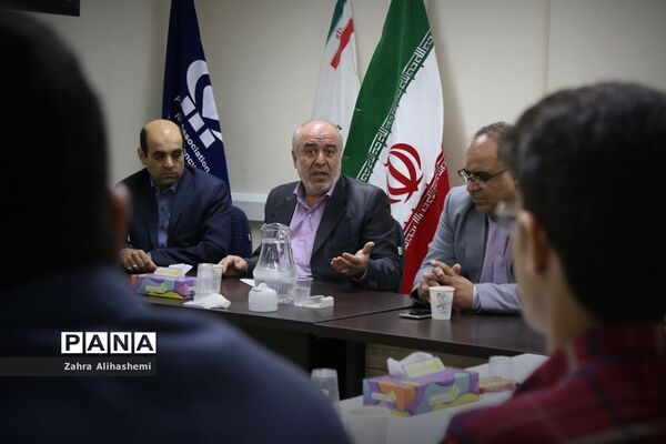 جلسه مشترک اعضای مجلس دانش‌آموزی شهر تهران با سعید جهانشاهی، رئیس اداره آموزش متوسطه دوره دوم نظری شهر تهران