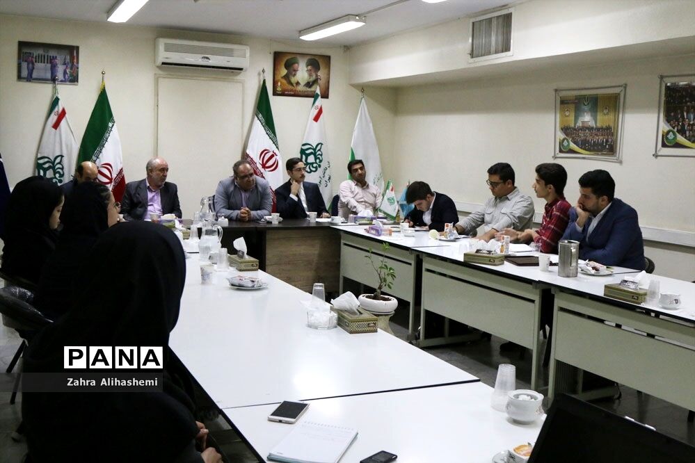 جلسه مشترک اعضای مجلس دانش‌آموزی شهر تهران با سعید جهانشاهی، رئیس اداره آموزش متوسطه دوره دوم نظری شهر تهران