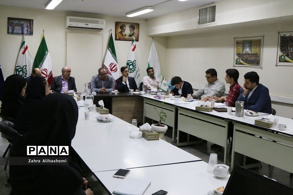 جلسه مشترک اعضای مجلس دانش‌آموزی شهر تهران با سعید جهانشاهی، رئیس اداره آموزش متوسطه دوره دوم نظری شهر تهران