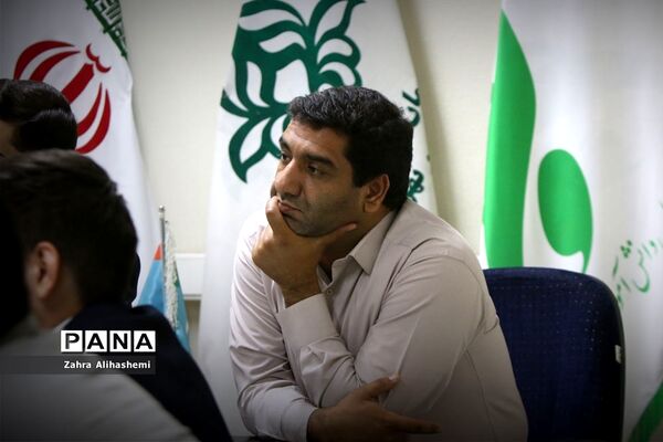 جلسه مشترک اعضای مجلس دانش‌آموزی شهر تهران با سعید جهانشاهی، رئیس اداره آموزش متوسطه دوره دوم نظری شهر تهران