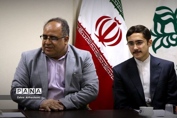 جلسه مشترک اعضای مجلس دانش‌آموزی شهر تهران با سعید جهانشاهی، رئیس اداره آموزش متوسطه دوره دوم نظری شهر تهران