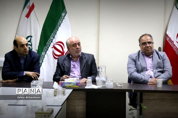 جلسه مشترک اعضای مجلس دانش‌آموزی شهر تهران با سعید جهانشاهی، رئیس اداره آموزش متوسطه دوره دوم نظری شهر تهران