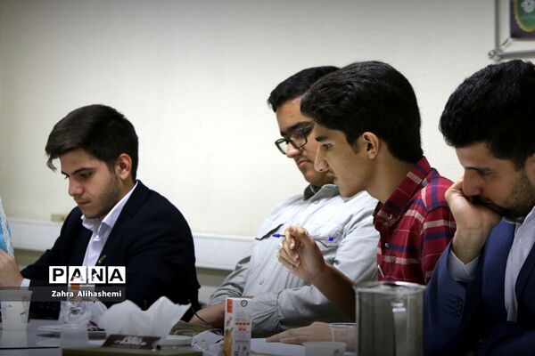 جلسه مشترک اعضای مجلس دانش‌آموزی شهر تهران با سعید جهانشاهی، رئیس اداره آموزش متوسطه دوره دوم نظری شهر تهران