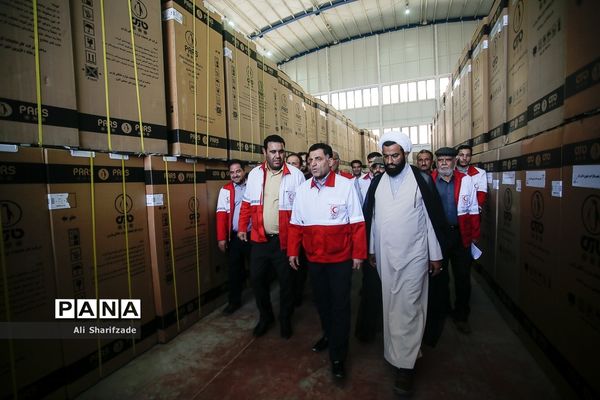 توزیع کالای اساسی بین سیل زدگان استان لرستان