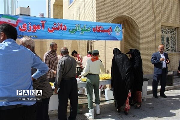 برپایی ایستگاه صلواتی دانش‌آموزی به مناسبت میلاد امام رضا(ع)