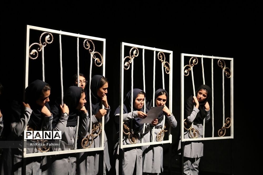 تئاتر « شبها می‌میریم روزها زنده می‌شیم »