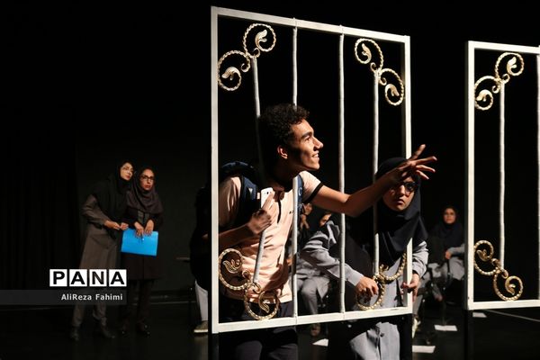 تئاتر « شبها می‌میریم روزها زنده می‌شیم »