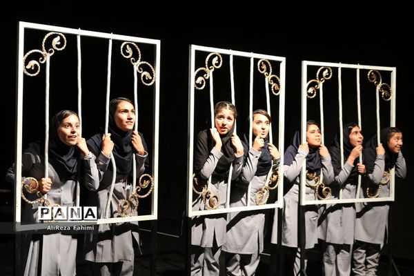 تئاتر « شبها می‌میریم روزها زنده می‌شیم »