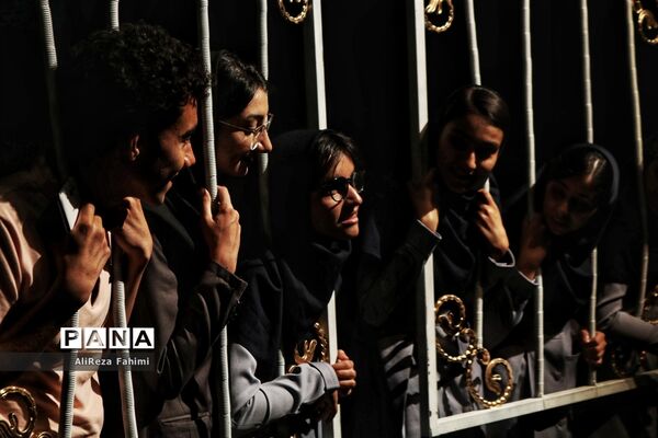 تئاتر « شبها می‌میریم روزها زنده می‌شیم »
