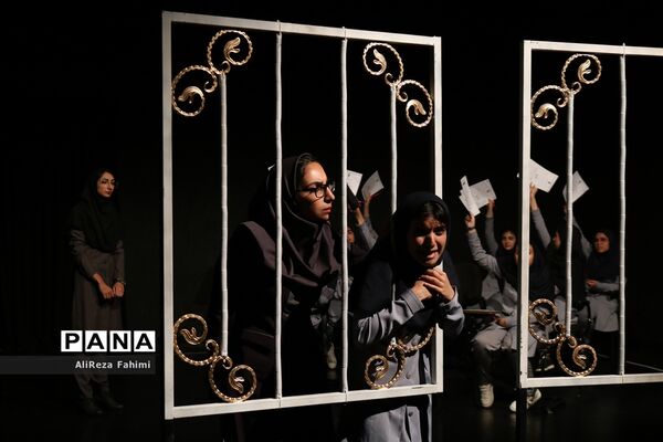 تئاتر « شبها می‌میریم روزها زنده می‌شیم »