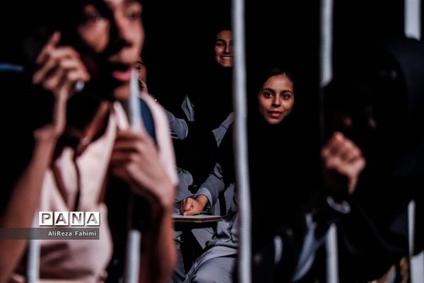 تئاتر « شبها می‌میریم روزها زنده می‌شیم »