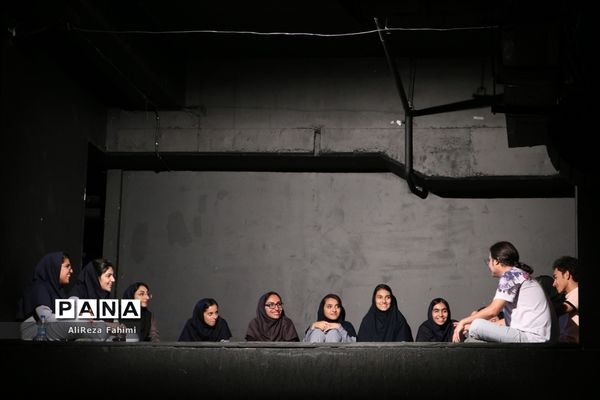 تئاتر « شبها می‌میریم روزها زنده می‌شیم »